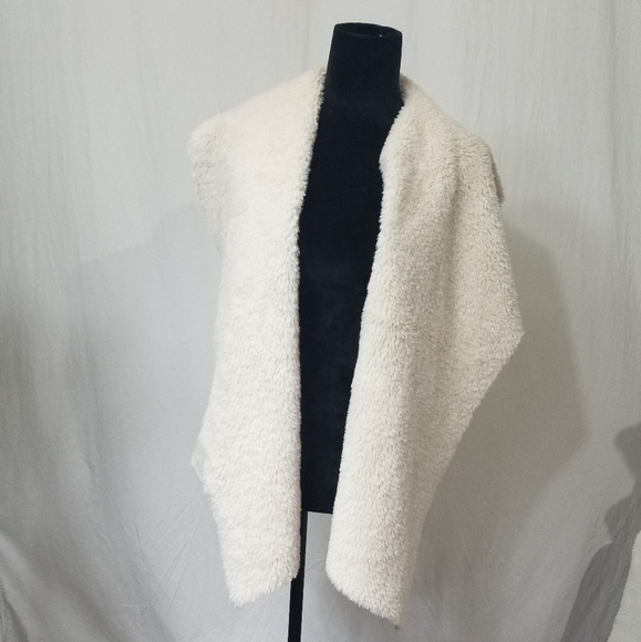 Chelsea & Theodore Sweaters - Chelsea & Theodore Faux Suede Knit Sherpa Shrug